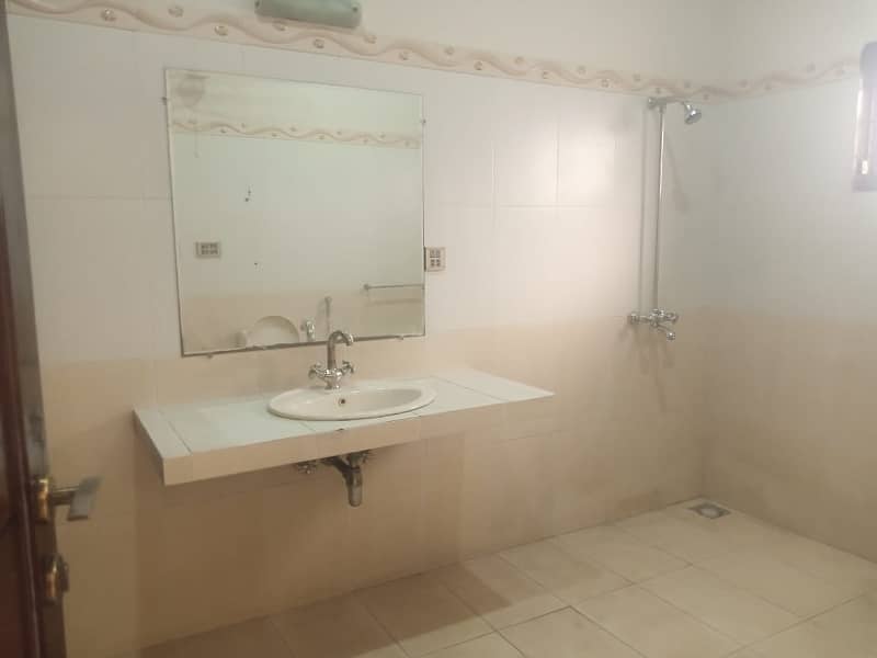 01 KANAL PROPER DOUBLE UNIT BUNGALOW AVAILABLE FOR RENT 25