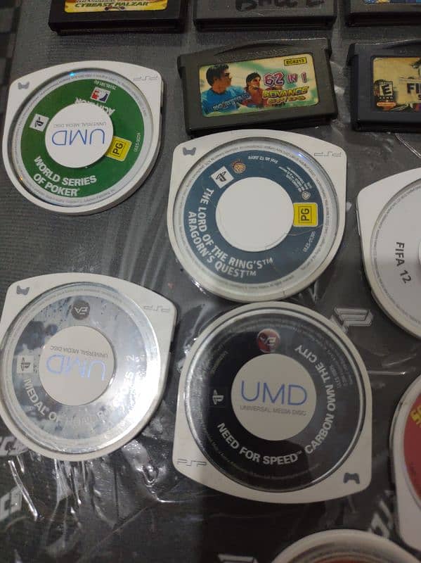 GAMEBOY 2 ORIGINAL OR COPY CARTS OR PSP UMDS 4