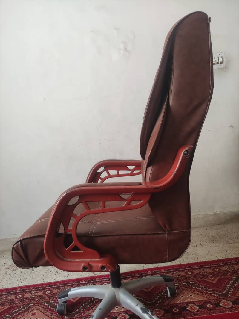 Office Chair And Table. 3