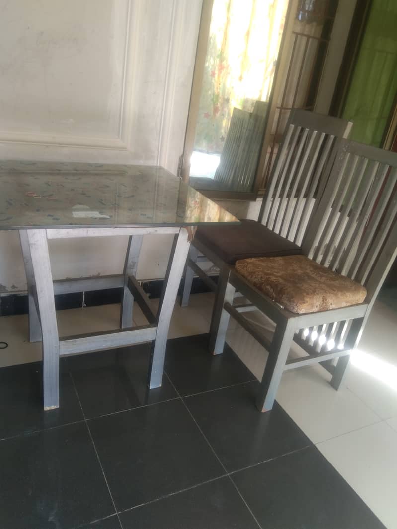 Table with 4 chairs 0