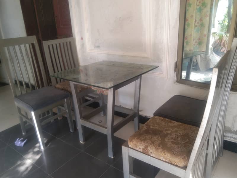 Table with 4 chairs 1