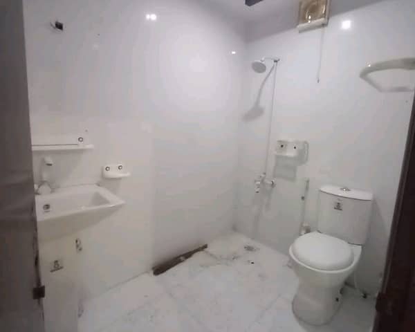 2700 Square Feet Lower Portion In Gulshan-E-Jamal Town Of Karachi Is Available For Rent 3