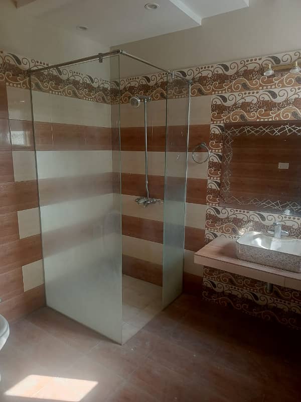 05 MARLA DESIGNER LUXURY SLIGHTLY USED BEAUTIFUL BUNGALOW AVAILABLE FOR RENT 5