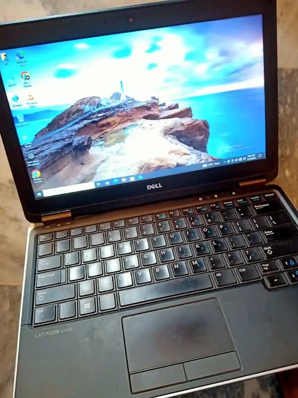 Dell Latitude E7240 , no hard no battery , core i7 4th gen 0