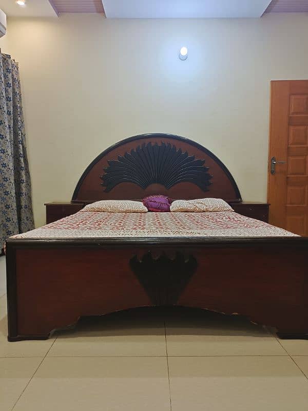 shisham ki lakri bed set with dressing table hai 0