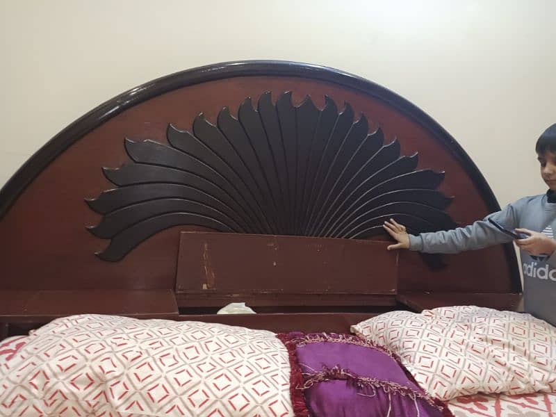 shisham ki lakri bed set with dressing table hai 2