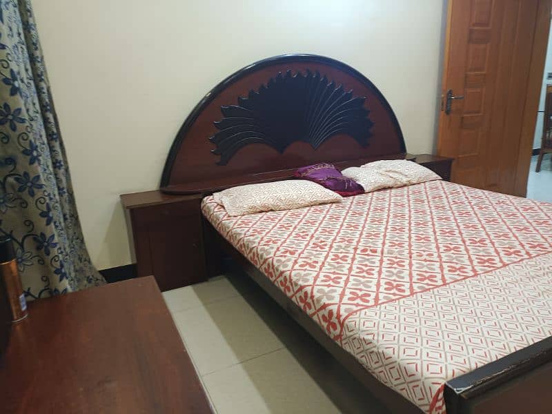 shisham ki lakri bed set with dressing table hai 3