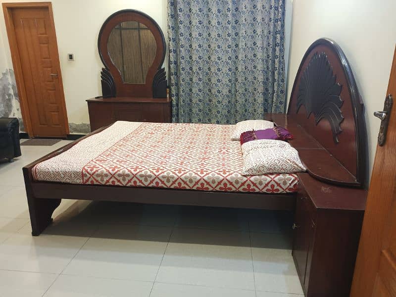 shisham ki lakri bed set with dressing table hai 5