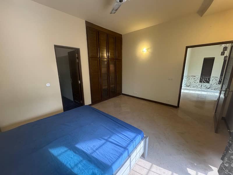 01 KANAL VERY BEAUTIFUL UPPER PORTION AVAILABLE FOR RENT WITH DRAWING ROOM 4