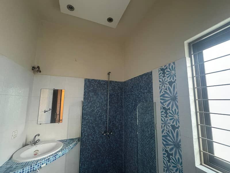 01 KANAL VERY BEAUTIFUL UPPER PORTION AVAILABLE FOR RENT WITH DRAWING ROOM 5