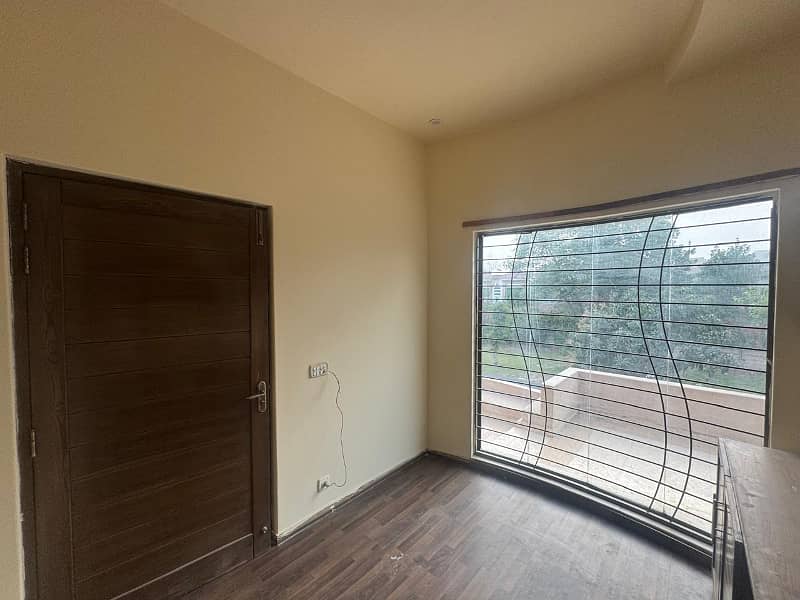 01 KANAL VERY BEAUTIFUL UPPER PORTION AVAILABLE FOR RENT WITH DRAWING ROOM 6