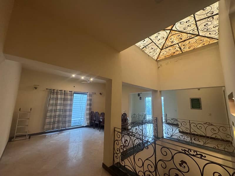 01 KANAL VERY BEAUTIFUL UPPER PORTION AVAILABLE FOR RENT WITH DRAWING ROOM 7
