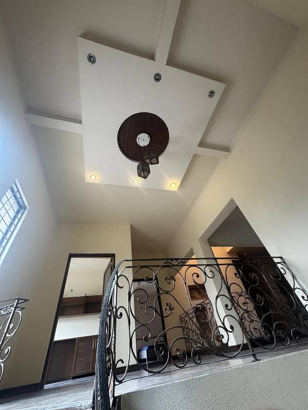 01 KANAL VERY BEAUTIFUL UPPER PORTION AVAILABLE FOR RENT WITH DRAWING ROOM 9
