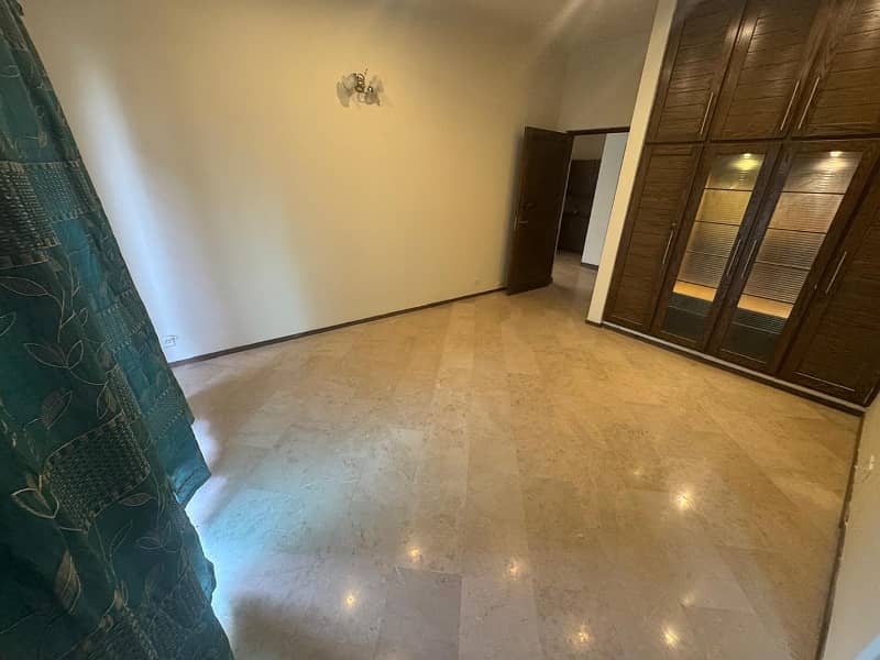 01 KANAL VERY BEAUTIFUL UPPER PORTION AVAILABLE FOR RENT WITH DRAWING ROOM 11