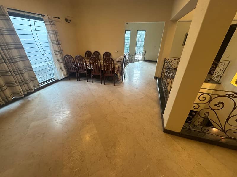01 KANAL VERY BEAUTIFUL UPPER PORTION AVAILABLE FOR RENT WITH DRAWING ROOM 12