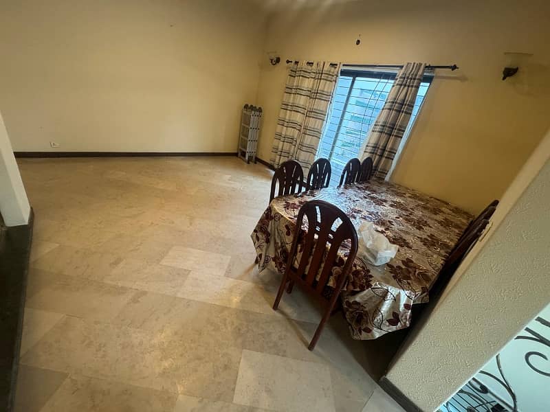 01 KANAL VERY BEAUTIFUL UPPER PORTION AVAILABLE FOR RENT WITH DRAWING ROOM 13