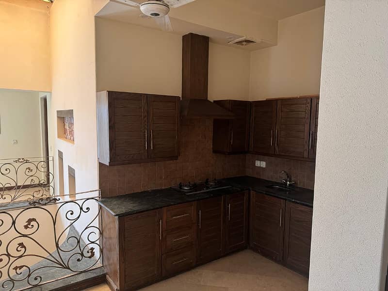 01 KANAL VERY BEAUTIFUL UPPER PORTION AVAILABLE FOR RENT WITH DRAWING ROOM 16