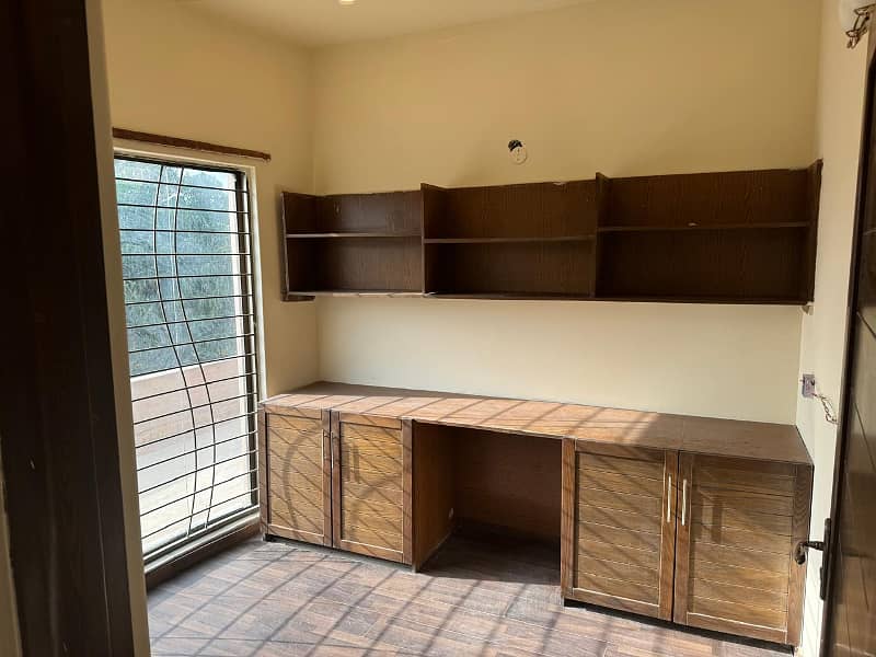 01 KANAL VERY BEAUTIFUL UPPER PORTION AVAILABLE FOR RENT WITH DRAWING ROOM 17