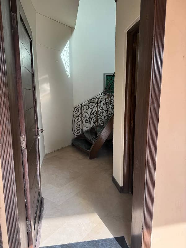 01 KANAL VERY BEAUTIFUL UPPER PORTION AVAILABLE FOR RENT WITH DRAWING ROOM 19