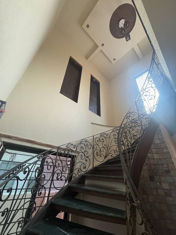01 KANAL VERY BEAUTIFUL UPPER PORTION AVAILABLE FOR RENT WITH DRAWING ROOM 20