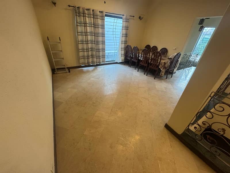 01 KANAL VERY BEAUTIFUL UPPER PORTION AVAILABLE FOR RENT WITH DRAWING ROOM 21