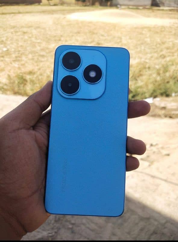 Tecno spark 20 scratch less only 10 month used 2 month warranty 4