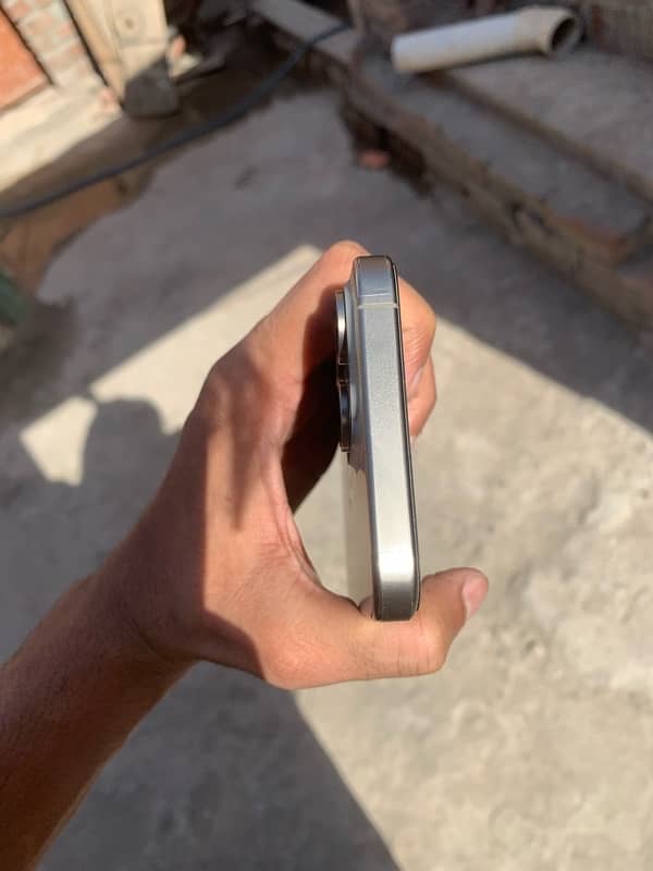 iPhone 15 pro max natural titanium 256 Gb foctry unlock 4