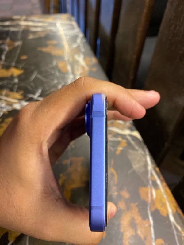 iPhone 16 128 gb jv (with box) 4