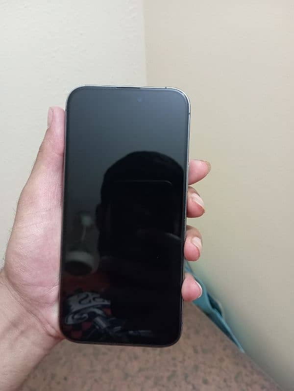 14 pro max box many khud open kiyahai scratchless phone lush condition 2