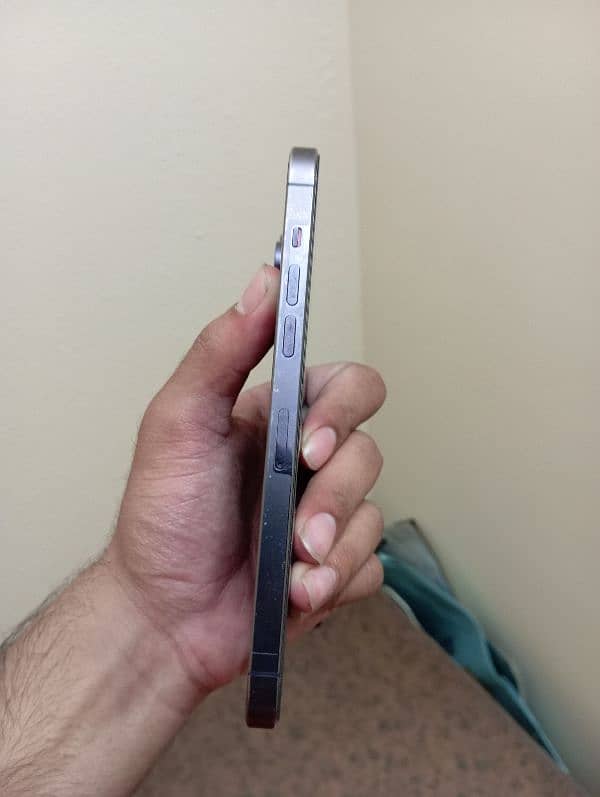 14 pro max box many khud open kiyahai scratchless phone lush condition 5