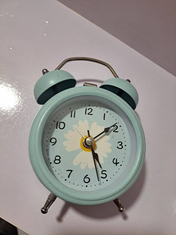 Cute Flower Design Table Clock - Almost New! 1