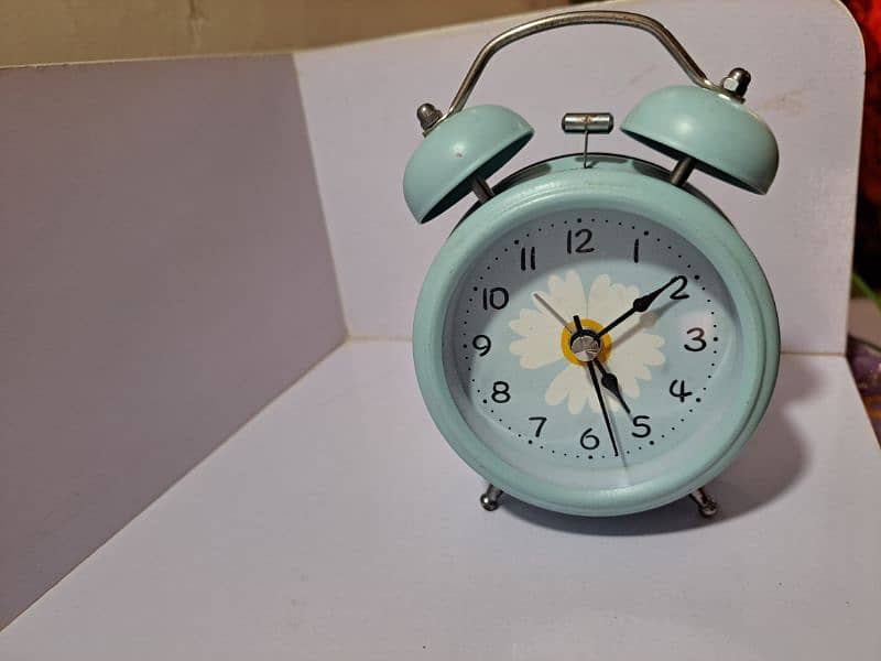 Cute Flower Design Table Clock - Almost New! 4