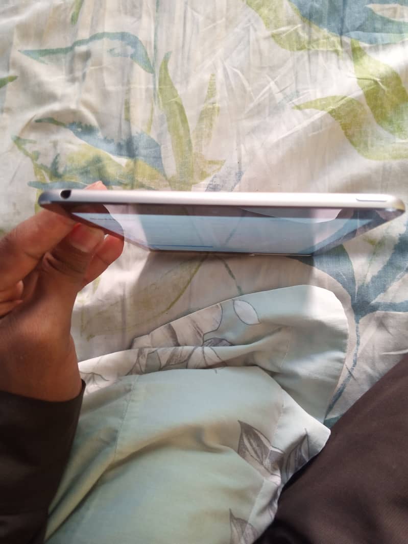 Ipad Mini 4 128GB with Excellent Condition 3