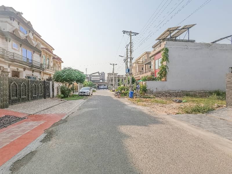 Prime Location House Of 10 Marla Is Available For sale 1