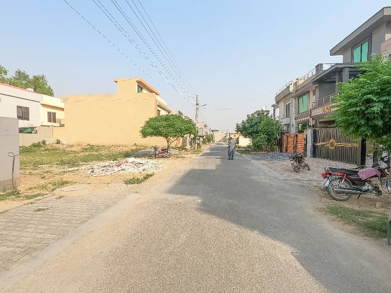 Prime Location House Of 10 Marla Is Available For sale 2
