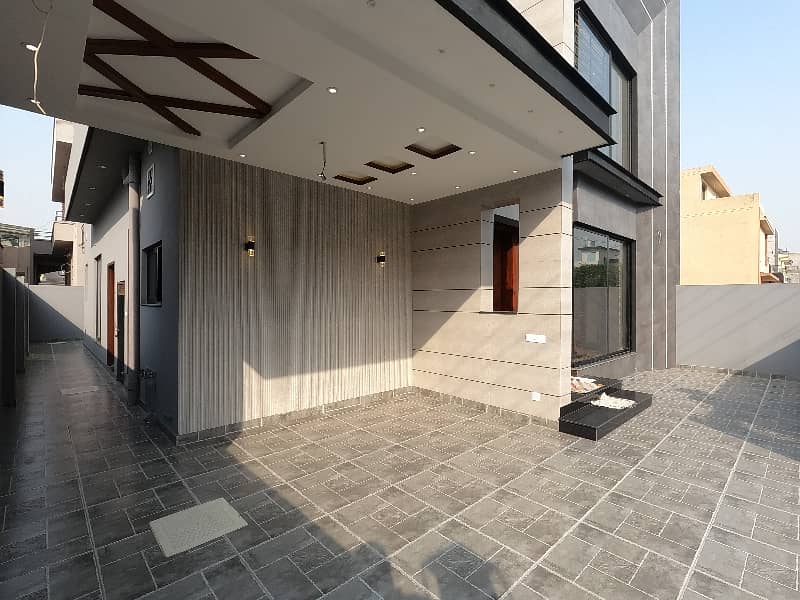 Prime Location House Of 10 Marla Is Available For sale 3