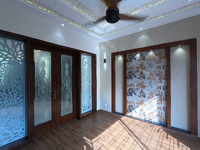 Prime Location House Of 10 Marla Is Available For sale 4