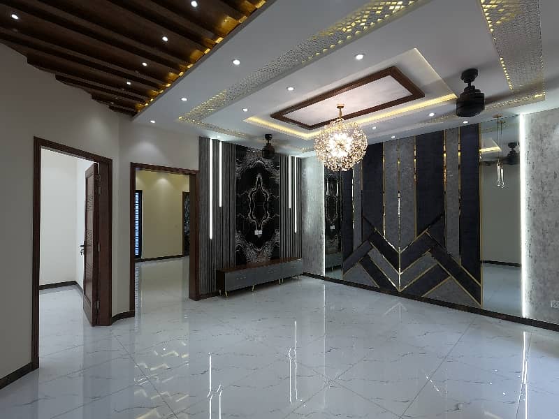 Prime Location House Of 10 Marla Is Available For sale 6