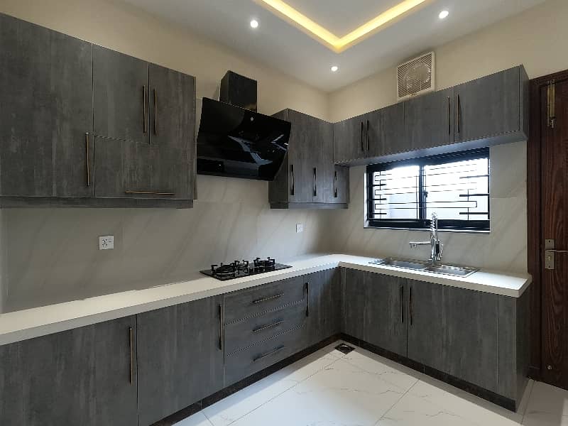 Prime Location House Of 10 Marla Is Available For sale 7