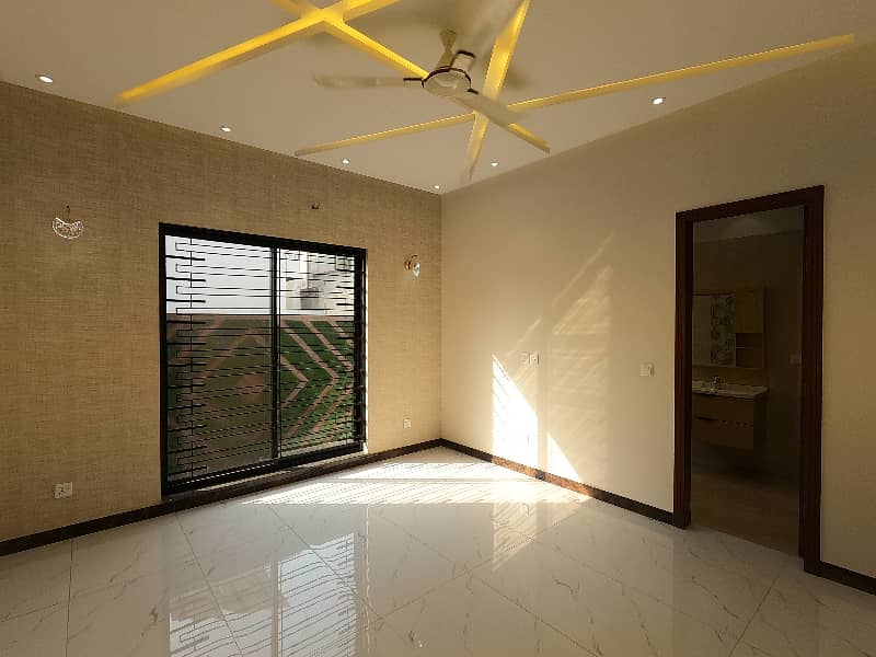 Prime Location House Of 10 Marla Is Available For sale 9