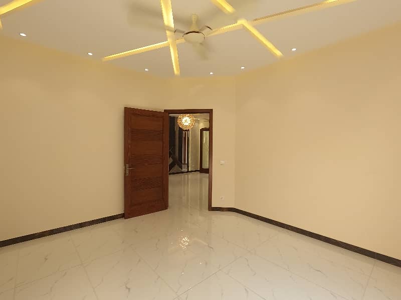 Prime Location House Of 10 Marla Is Available For sale 10