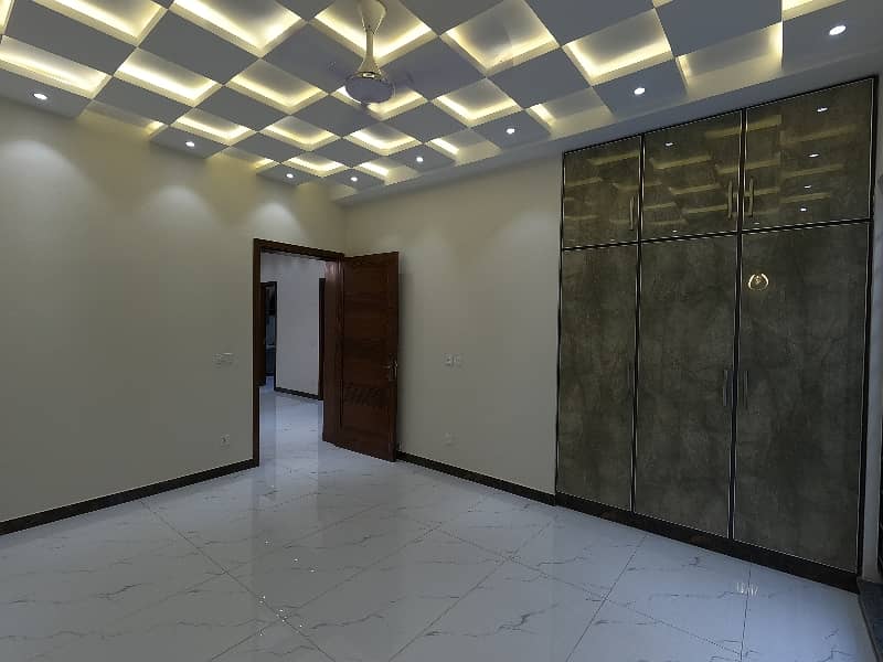 Prime Location House Of 10 Marla Is Available For sale 14