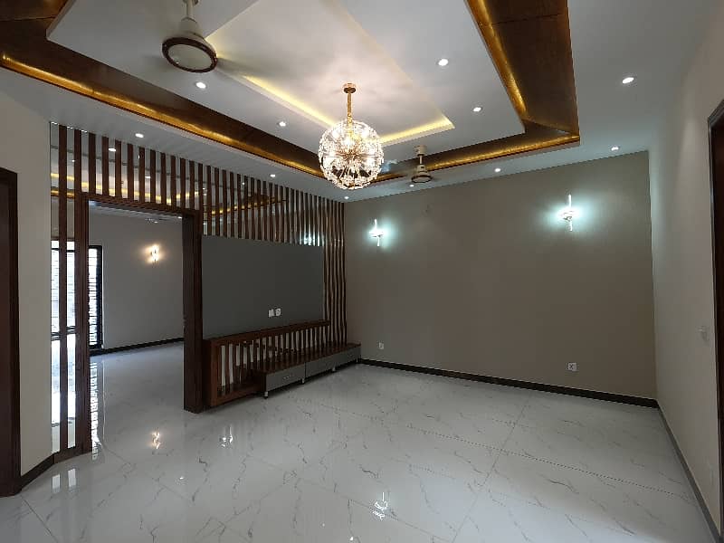 Prime Location House Of 10 Marla Is Available For sale 18
