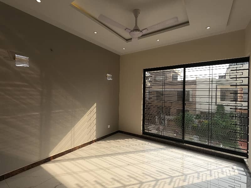 Prime Location House Of 10 Marla Is Available For sale 20