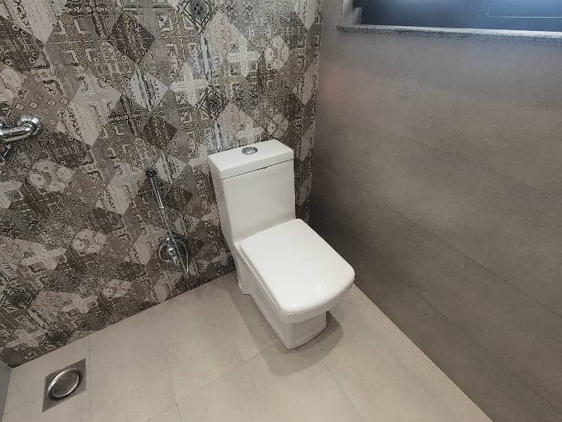 Prime Location House Of 10 Marla Is Available For sale 23