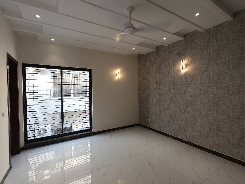 Prime Location House Of 10 Marla Is Available For sale 24