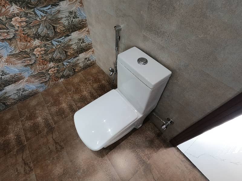 Prime Location House Of 10 Marla Is Available For sale 31