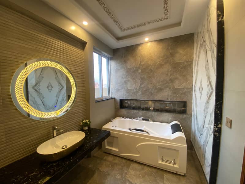DHA Phase 7, 10 Marla, 04 Bed, Luxurious House For Sale. 5