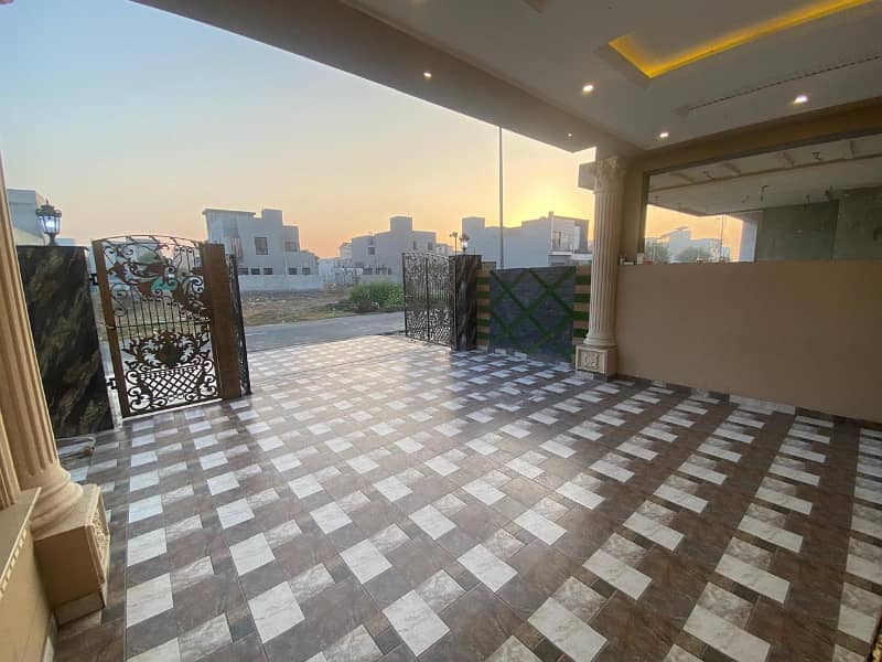 DHA Phase 7, 10 Marla, 04 Bed, Luxurious House For Sale. 19