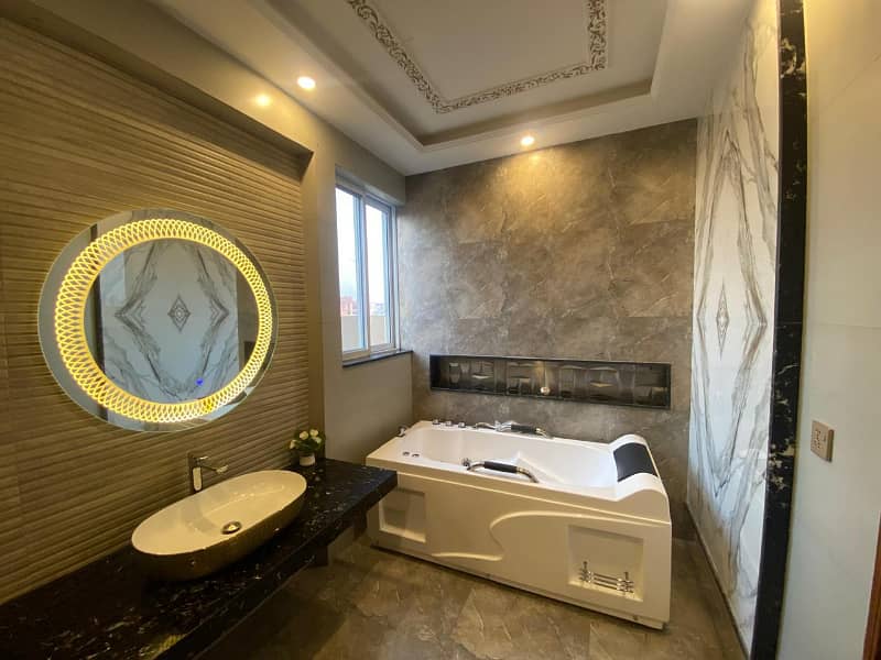 DHA Phase 7, 10 Marla, 04 Bed, Luxurious House For Sale. 25